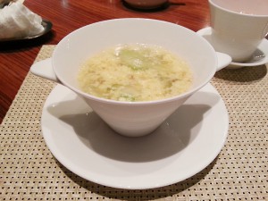 ③本日のスープ玉子と野菜のスープ