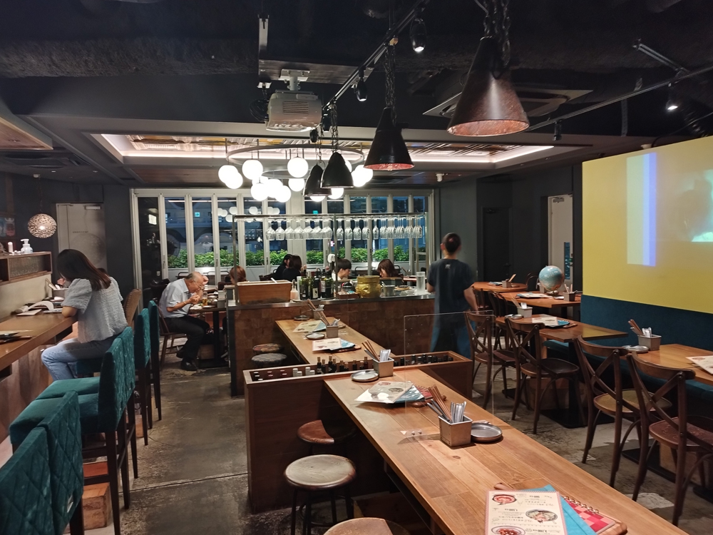 炭火とワイン　難波店　店内