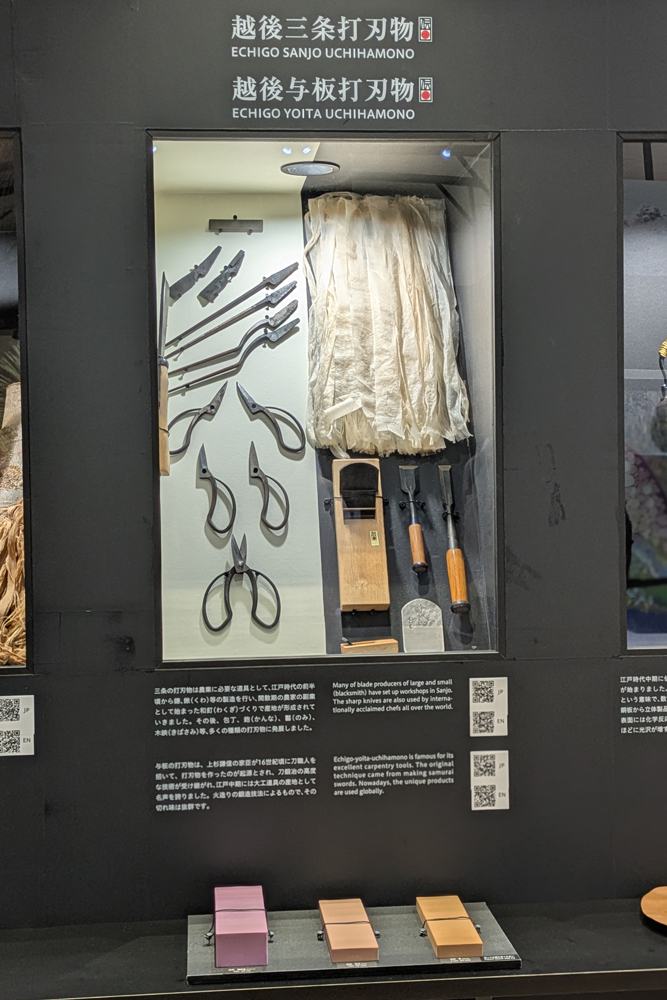 大阪万博で展示されたナニワ研磨工業の砥石　展示場所はギャラリーWESTでの新潟県の特別展示場